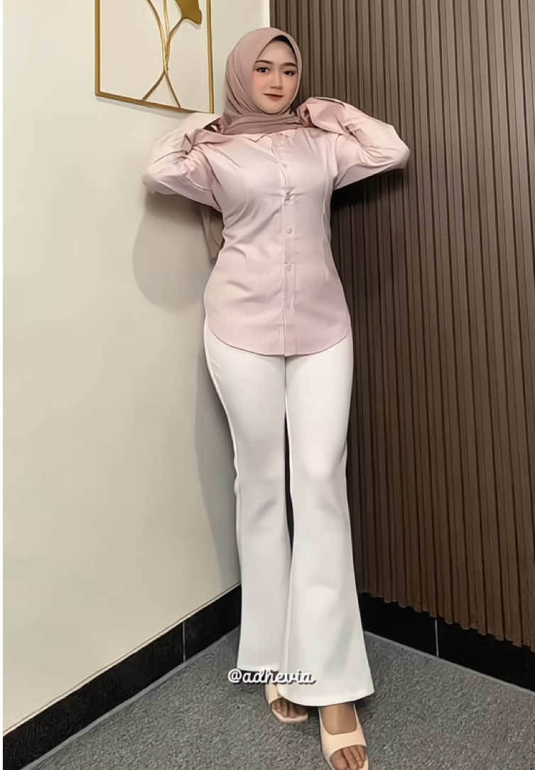 cantik yaa kemejaku fitbody, belakang pake tali silang jadi mudah buat setrika dan dirapiin🥰 @Alletawear  #kemejafitbody #kemejawispie #kemejatalibelakang #kemejastripe #stripeshirt 