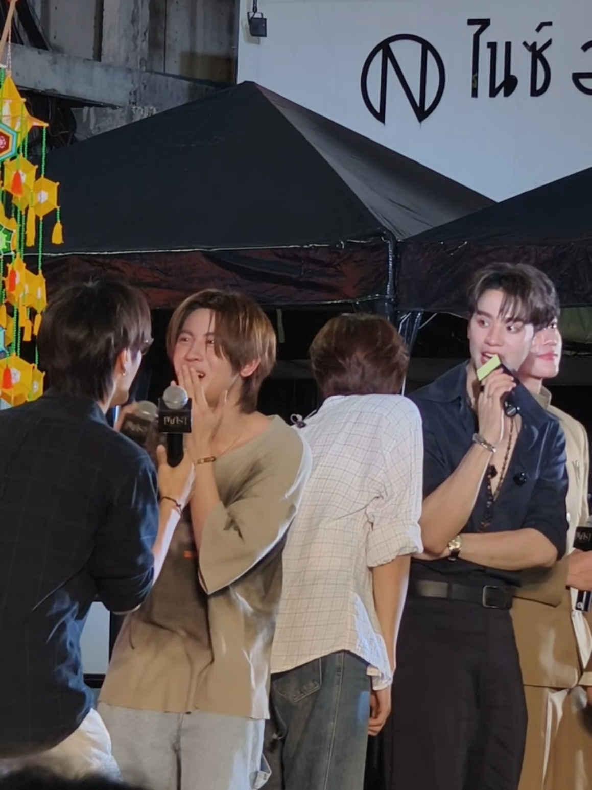 พี่เผลอทำไมค์ชนฟันน้องแล้วรีบดึงน้องเข้าไปดูเลย แล้วรีบขอโทษน้อง☺️🥰 #เขมจิราต้องรอดseries #เติ้ลเฟิร์สวัน #khemjiratheseries #บักเจตคนหล่อ 