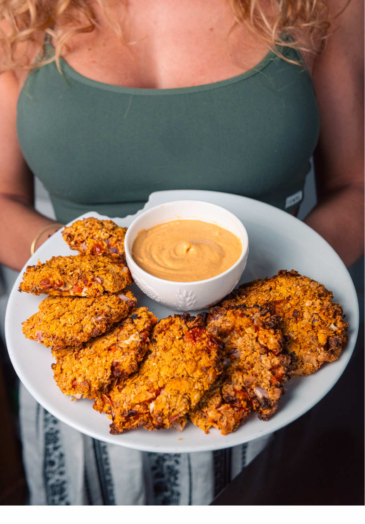 Frittelle di pomodori 🍅 Domatokefthedes La nostra versione, rivisitata, in friggitrice ad aria di questo nuovo trend dell'estate 😋, decisamente approvata 🤤 Un giorno friggeremo anche i pomodori, ma quel giorno non è oggi 🫱🏻‍🫲🏼 Inspo: @Alan_Valca @Carmen.Rose @unaseraincucina  ❤️Lascia un like, ricondividi e seguici ❤️ Ricetta: Ingredienti: -500g pomodori  -150g cipolla rossa grande  -100g feta greca (noi light) -50g scamorza -menta fresca o essiccata   -origano, sale e pepe qb  -50g farina per panature  -20g amido di mais -80g cornflakes  Taglia a cubetti piccoli i pomodori, la feta, la cipolla, e metti tutto in una ciotola insieme alle spezie e la farina e amido. Mischia e lascia che i pomodori rilascino un po' di succo per 10 min almeno (oppure schiaccia tutto con un bicchiere). Forma delle pallotte con le mani e panale delicatamente nei cornflakes sbriciolati. Cuoci in friggitrice ad aria per 10 minuti al massimo della potenza (ripassali una seconda volta per 3-4 minuti per renderli più croccanti). Servi con la tua salsa preferita e voilà ✨ #pomodori #friggitriceadaria #ricetta #ricettefit #dieta 
