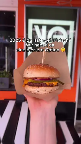 Du brauchst kein Fleisch! 🤫🌱 Du brauchst unsere Burger! 🍔 Hier findest du die:   📍 Boxhagener Str. 21 📍 Richardstr. 108 📍 Eberswalder Str. 22 ⏰ 12:00-22:00 jeden Tag ✨ #veganfood #berlinfood #foodporn #vegan 