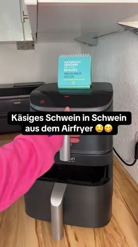 🔥 Käsiges Schwein in Schwein aus der Heißluftfritteuse 🔥 Heute gibt’s pure Foodporn-Power: Schweinefilet, Bacon, Käse und goldene Kartoffeln direkt aus dem Airfryer! Heute aus meiner Cosori TurboTower 🤩 *Werbung wegen Markeninhalt / Verlinkung @COSORI 🧡  👉 So geht’s: 	•	250 g Schweinefilet mit Rub nach Wahl würzen 	•	Bacon auslegen & ordentlich Käse draufstreuen 	•	Filet mittig einschneiden & mit Mozzarella-Kugeln füllen 	•	Alles im Bacon einwickeln & mit Zahnstochern fixieren 	•	Dazu: vorgekochte Kartoffeln mit buttriger Kräutermarinade (oder eurer Lieblingswürze) Alles bei 180 °C für 18 Min. in die Heißluftfritteuse – fertig ist das käsige Schwein im Schwein 🐷🧀🔥 💡 Perfekt mit Kräuterbutter oder Dip servieren! 👉 Würdet ihr’s nachmachen? Markiert jemanden, der das lieben würde! ❤️ #airfryer #heissluftfritteuse #cosori #rezept #Recipe  