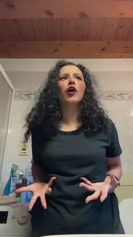 🩷🩷🩷 Diana.. #trendtiktok #myhead #bathroom #curly #cutee 