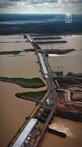 Gigante da Amazônia! ⚡️A Usina Hidrelétrica de Santo Antônio, em Porto Velho, é um marco da engenharia moderna no Rio Madeira. Gerando energia limpa e renovável para o Brasil, essa usina fio d'água é um exemplo da força e do potencial da nossa região! 🇧🇷💪 #SantoAntonio #UsinaHidrelétrica #EnergiaRenovavel #PortoVelho #rdimagensaereas 