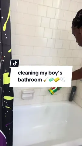 Don’t mind the door this house is old and the doors are too lol 🤷🏾‍♀️ #fy #CleanTok #cleaning #bathroomcleaning #cleanbathroom 