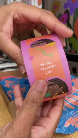 Unboxing time 🎉 ¿Qué pedí en Noissue esta vez? • Cintas personalizadas (porque hasta el tape merece personalidad 🤭). • Tissue paper impreso a full color, ese que convierte cualquier paquete en un regalo ✨. • Cajas mailer resistentes y bonitas (bye bye cajas aburridas). ¿Les interesa saber precios, medidas y tips de uso? 👇🏽 Déjenlo en los comentarios, porque en el siguiente post les suelto un cupón de descuento para que también creen su packaging soñado en @noissue.co 💌 . . . .  Unboxing time 🎉 What did I get from Noissue this time? • Custom tapes (because even tape deserves some personality 🤭). • Full-color printed tissue paper, the one that makes every package feel like a gift ✨. • Strong and stylish mailer boxes (bye bye boring boxes). Want to know prices, sizes, and tips on how to use them? 👇🏽 Drop a comment, because in my next post I’ll share a discount code so you can create your own dream packaging at @noissue.co💌 #noissuepackaging #SmallBusiness #blackisart #artedePanamá #cintaactivada 