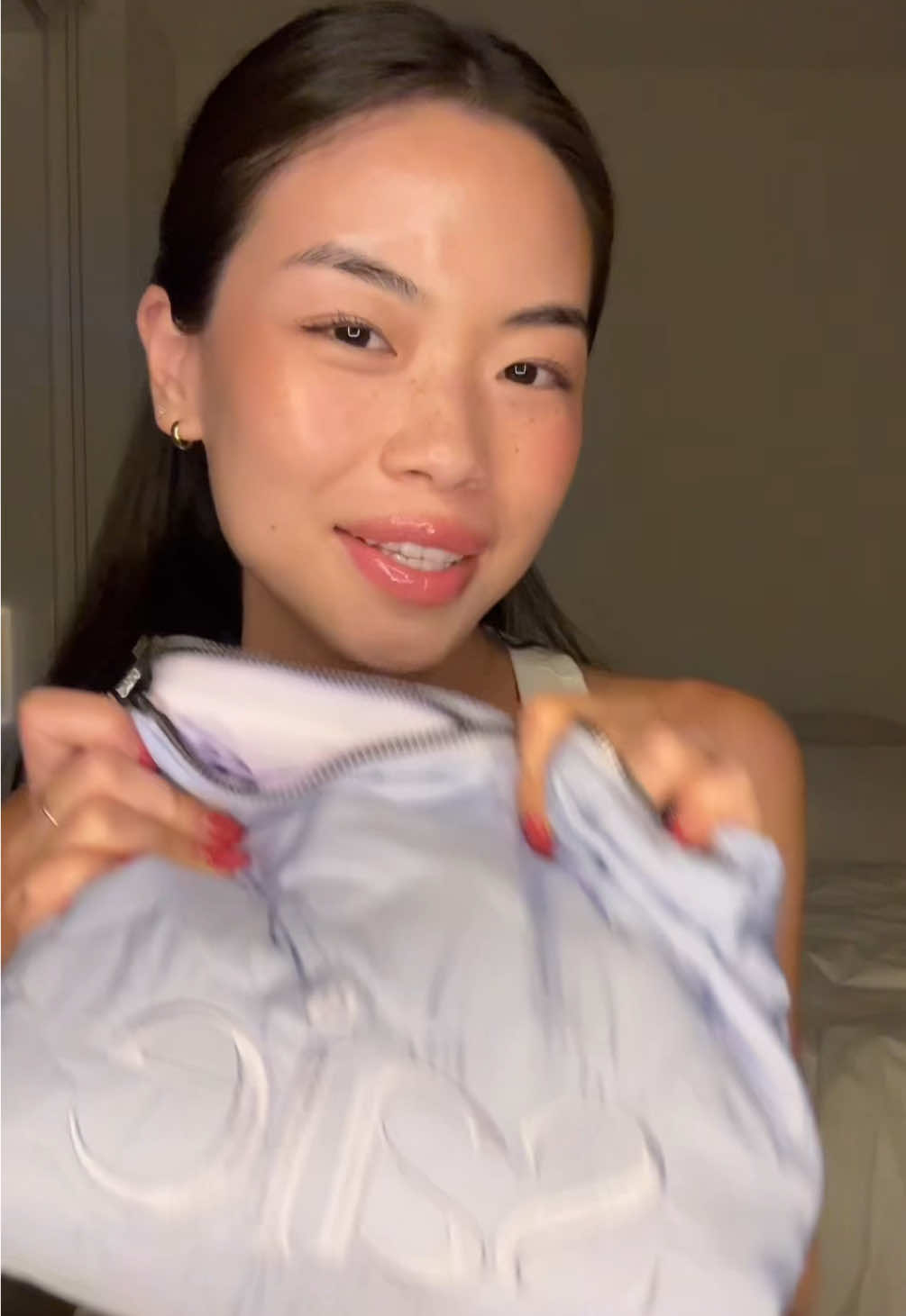 Pack my makeup bag with me 🤭👛 #makeup 