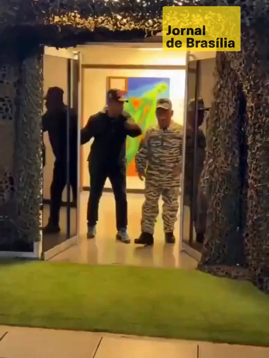 📢 Em meio à tensão política, Nicolás Maduro se refugiou em um bunker e decidiu promover o embaixador da Venezuela na Colômbia ao posto de general da divisão da reserva ativa. A medida gerou repercussão e foi vista como tentativa de fortalecer sua base de apoio. 🎥 Reprodução #Maduro #Venezuela #Colômbia #PolíticaInternacional #Crise