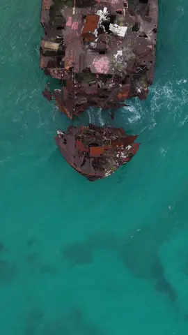 Naufragio de #RockyCay #SanAndresIslas 🏝️⚓️🐠  . . . El naufragio es un antiguo buque de carga llamado #Nicodemo (Mister Goby) que encalló frente a la playa de Rocky Cay un 31 de enero de 2009. Desde entonces, el casco del barco se ha convertido en un arrecife de coral artificial, sirviendo como hábitat y refugio para cientos de especies de peces y otras criaturas marinas.  Esto ha transformado el lugar en un punto de snorkel y buceo muy popular, donde los visitantes pueden nadar y explorar el ecosistema marino que se ha formado alrededor del naufragio, un fascinante ejemplo de cómo la naturaleza se adapta. ¿Y vos, ya lo conoces? #djiair3s #djiglobal_official 
