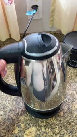 Essa chaleira elétrica de rica está super famosa aqui no Tik tok e está no precinho👍 Garanta já a sua clicando no carrinho laranja pra levar com desconto e com cupom de frete grátis🛍️ Porque você merece!!! #chaleiraeletrica #chaleira #tiktokshop 