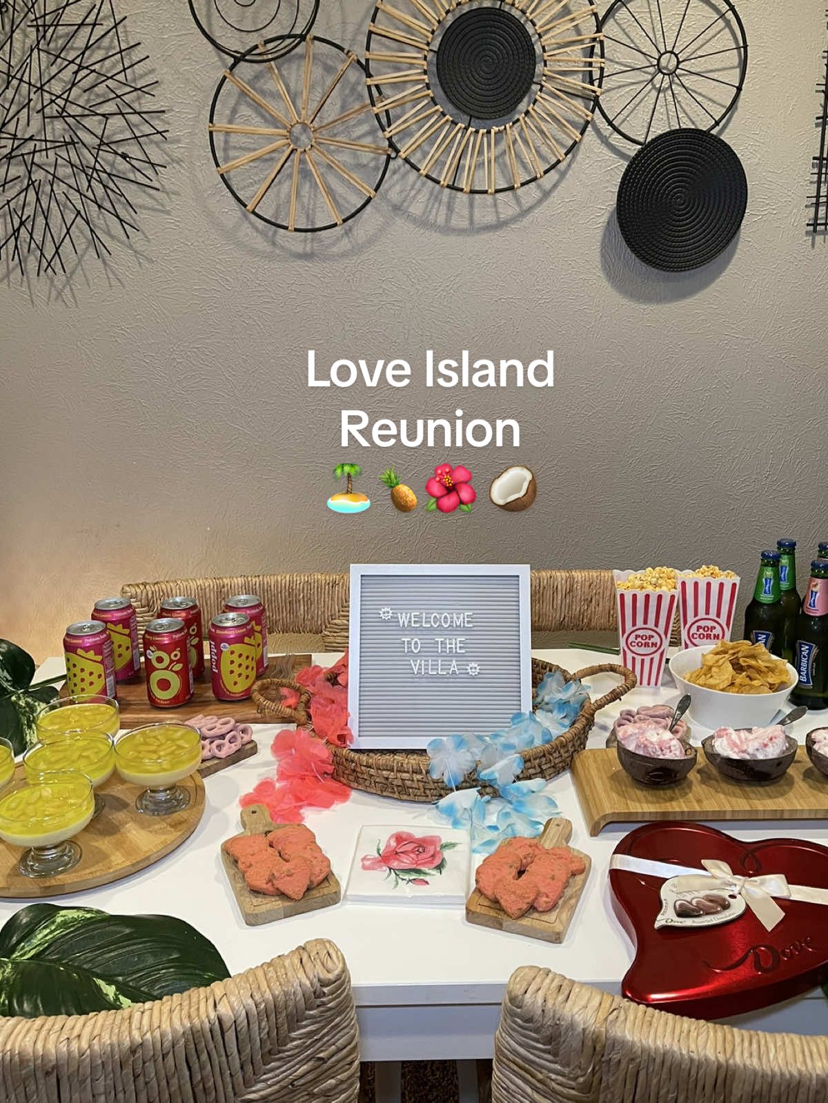 My house decor was already on theme and readyyy 🥥🌴🍿 #LoveIsland #loveislandreunion #loveislandwatchparty #loveislandseason7 #hudaloveisland 