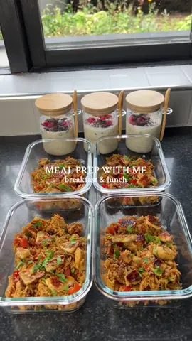 MEAL PREP WITH ME 🍽️ For this weeks meal prep we have some dark chocolate berry overnight oats for breakfast and a halloumi chicken fajita rice for lunch. Save for your next meal prep☝🏼 Breakfast: •394 kcals - 30g PRO, 42g CHO, 10g FAT For 1 jar:  -40g of oats -10g of chia seeds -15g of vanilla protein powder -100g of 0% Greek yoghurt -1 tsp of maple syrup -120ml of unsweetened almond milk -30g of berries of choice -10g of dark chocolate chopped Method: 1. Add oats, chia seeds, protein powder, yoghurt, maple syrup and milk to a jar/bowl. Mix well. 2. Top with berries and dark chocolate. 3. Place in the fridge overnight. Lunch: •435 kcals - 33g PRO, 56g CHO, 9g FAT Serves 4: -1 onion, diced -2 cloves of garlic, minced -400g of uncooked chicken breast, diced -1 red pepper, diced -1 packet of fajita seasoning  -200g of uncooked basmati rice -400ml of chicken stock -1 tbsp of tomato paste  -100g of halloumi  -40g of hot honey -Fresh parsley, for garnish Method: 1. Heat a pan on medium heat and spray with oil. 2. Add onion and garlic. Fry for 5 minutes until softened. 3. Add chicken and cook for another 8-10 minutes. 4. Mix in the pepper and fajita seasoning. Mix well. 5. Add the rice, chicken stock and tomato paste. 6. Bring to a boil then reduce the heat to simmer. Cover with lid for 10-15 minutes until the liquid has absorbed.  7. Turn off the heat and let sit for 5 minutes. Remove the lid and mix. 8. Cook and fry the halloumi on a separate pan until golden brown. Drizzle over the hot honey.  9. Divide the rice and halloumi into 4 portions. Top with fresh parsley.  Enjoy! #mealprep #mealprepwithme #overnightoats #halloumi #chickenrice