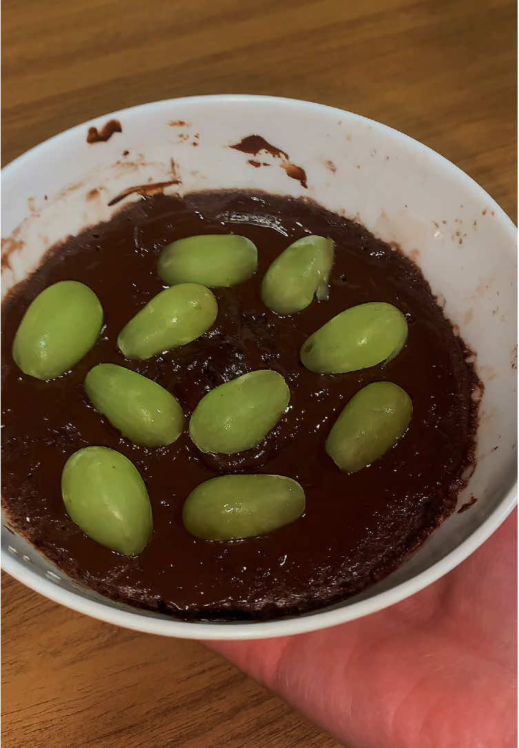🧡 RECEITA: - Ovo (1 unidade) - Cacau 100% (1 colher de sopa - 5g) - Tapioca  (2 colheres de sopa - 30g) - Adoçante culinário (a gosto) - Azeite de oliva (1 colher de sobremesa - 5g) - Fermento em pó (1/2 colher de chá) - Chocolate 70% (10g) Macros em média: 290kcal 9g proteína 14g de gordura  30g de carboidrato Faz e me diz se aprovou <3 #receitafit #semgluten #receita #bolo #bolofit
