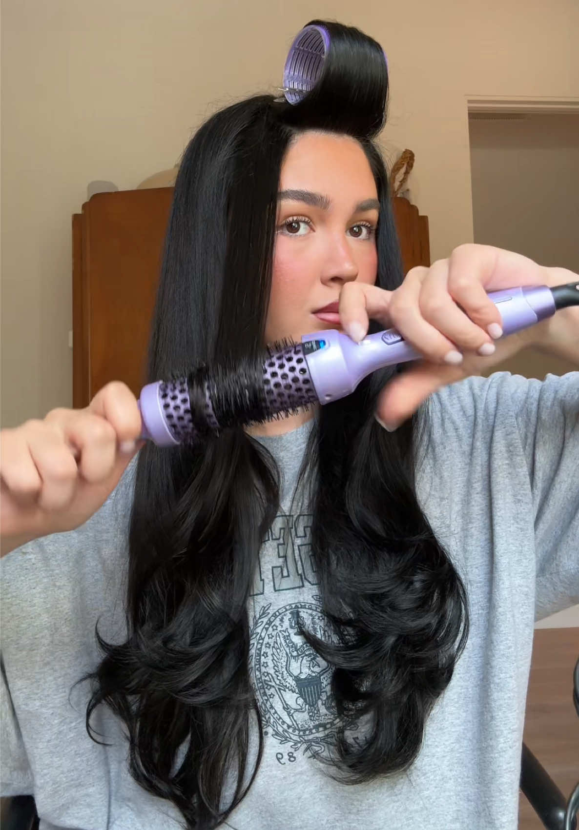 i genuinely don’t know how i did my hair before this tool #hair #hairtutorial #heatedroundbrush #hairstyle #layeredhaircut #fyp 