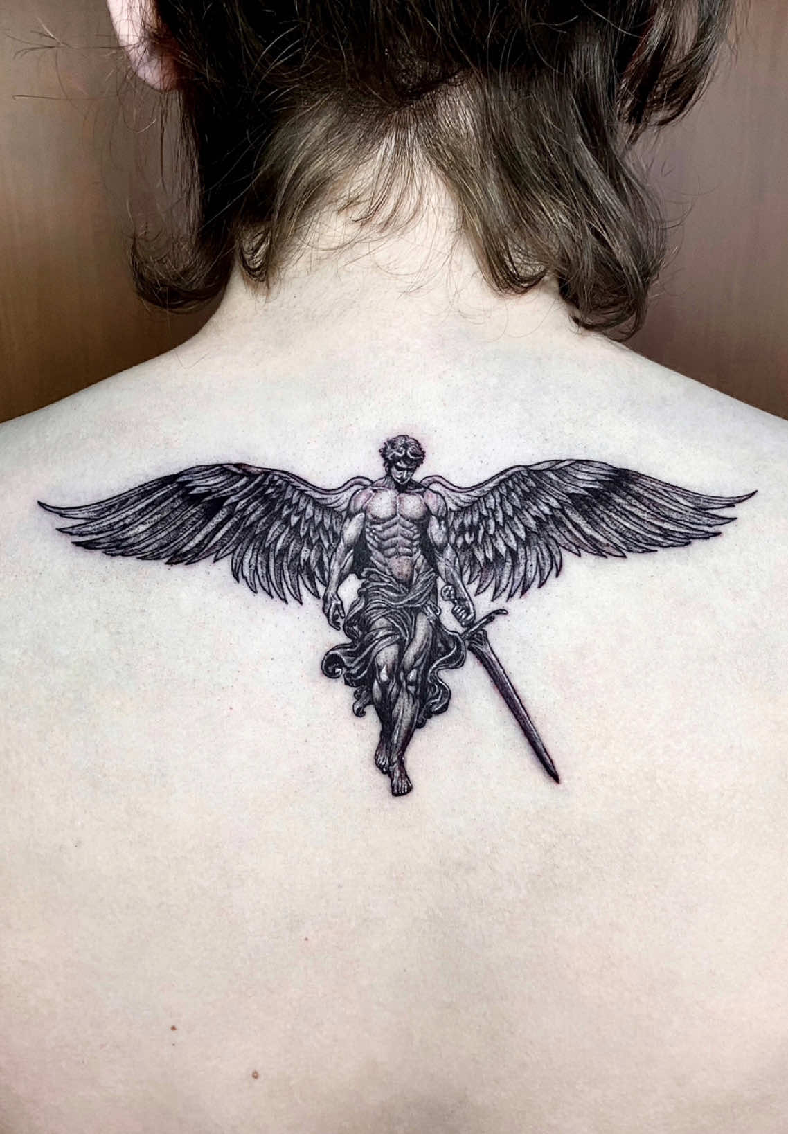 🔥 Projeto do Arcanjo Miguel finalizado! Um trabalho pensado em cada detalhe, cheio de imponência, luz e força. Esse é o tipo de projeto que me motiva a transformar referência em arte única, feita sob medida para cada cliente. 👉 E você, faria um projeto com o Arcanjo Miguel ou tem outro anjo/figura espiritual que gostaria de eternizar na pele? Comenta aqui que quero saber! Curtiu esse estilo? Deixa o like, compartilha e me segue pra acompanhar mais projetos assim 👊🔥 #tatuagemrealista #tatuagem #tattooart #tattooartist #tattoo            