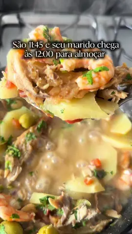 São 11:45 e seu marido chega às 12:00 pra almoçar #almoco #comidarapida #receitas #bacalhau #camarao #casal 