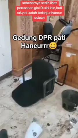 sebab tak bisa gabung ke jakarta terkait demo penuntutan pembubaran DPR,sebab rakyat pati sendiri konsisten pada tgl 25 agustus berdemo menuntut segera dicopotnya jabatan bupati sudewo dan tidak ada  tindak lanjutnya kerja nyata dari keputusan hak angket dprd,maka rakyat pati sepakat menghancurkan gedung dprd kota pati sebagai tanda bukti dukungan akan tuntutan pembubaran DPR.💪sebenarnya semua sedih lihat perusakan seperti ini.😢Tapi disisi lain,hati rakyat terlanjur hancur duluan.Amarah bertahun-tahun sudah tak terbendung sampai ke puncaknya😥😥🙏