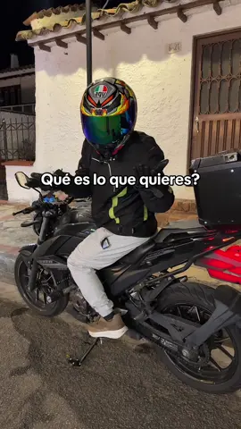 Ella: “Quiero mi moño para el casco 🎀” Él: “No lo necesitas” 🙄 Pero todos sabemos quién gana al final 😏💥🏍️ #moñosparacasco #promosdeldía #motoscolombia #moteroscolombia #accesoriosparamotos   