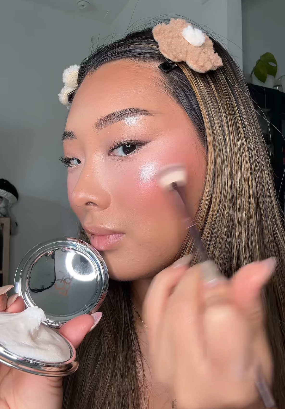 A silly putty highlighter???? #tiktokshopsummerturnup #funinthesun #dealsforyoudays #ttscreatorbash #SuperBrandDay #tiktokshopbacktoschool #tiktokshopcreatorpicks #tiktokshoplabordaysale #makeup #beauty #highlight #glowymakeup #kbeauty @focallurebeauty.us 