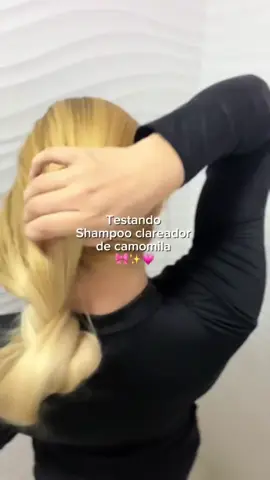 ✨ Testando o kit camomilete clareador capilar da l&a cosméticos! ✨ Eu estava com meu cabelo loiro um pouco amarelado e decidi testar o kit completo: loção, shampoo, condicionador e máscara. O resultado? Fios mais claros, com brilho natural e aquele toque macio que a gente ama! 😍 O legal é que cada produto age de forma suave, clareando sem agredir o cabelo, deixando o resultado uniforme e saudável. Senti que meu cabelo ficou mais iluminado e com aspecto natural, sem aquele tom artificial. 💛 E o melhor: funciona para todos os tipos de cabelo! Então, se você quer clarear os fios ou dar aquele efeito luminoso, vale muito a pena testar. Super recomendo! 💁‍♀️ #lacosmeticos #kitcamomilete #cabeloclareado #cabelosaudavel #loiraperfeita
