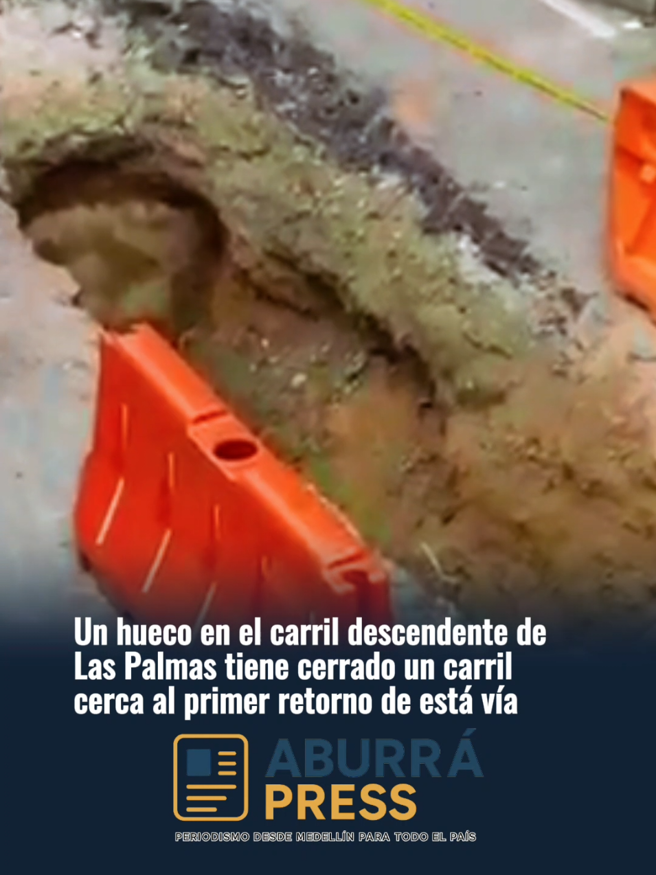 Precaución en la Vía Las Palmas: cierre de carril por daño en la vía 📍 Medellín, Antioquia | El pasado sábado se presentó un hundimiento en la Vía Las Palmas, a unos 400 metros de San Diego, en el sentido oriente–occidente. Por esta razón, la Secretaría de Movilidad de Medellín tomó medidas para evitar accidentes y mejorar la circulación en la zona. Entre las acciones está el cierre de un carril y la presencia de dos patrullas de tránsito en diferentes horarios, que regulan el paso de los vehículos en el primer retorno de la vía. Luis Eduardo Echeverry, subsecretario de Seguridad Vial, aseguró que la Alcaldía ya está trabajando con diferentes entidades para reparar el daño lo más pronto posible. El funcionario también pidió a los conductores tomar rutas alternas y manejar con precaución: “Queremos que la movilidad sea segura y fluida. Por eso invitamos a los ciudadanos a respetar las señales de tránsito y seguir las indicaciones de los agentes en el lugar”. #Movilidad #LasPalmas #MallaVial #Medellín #Precaución 