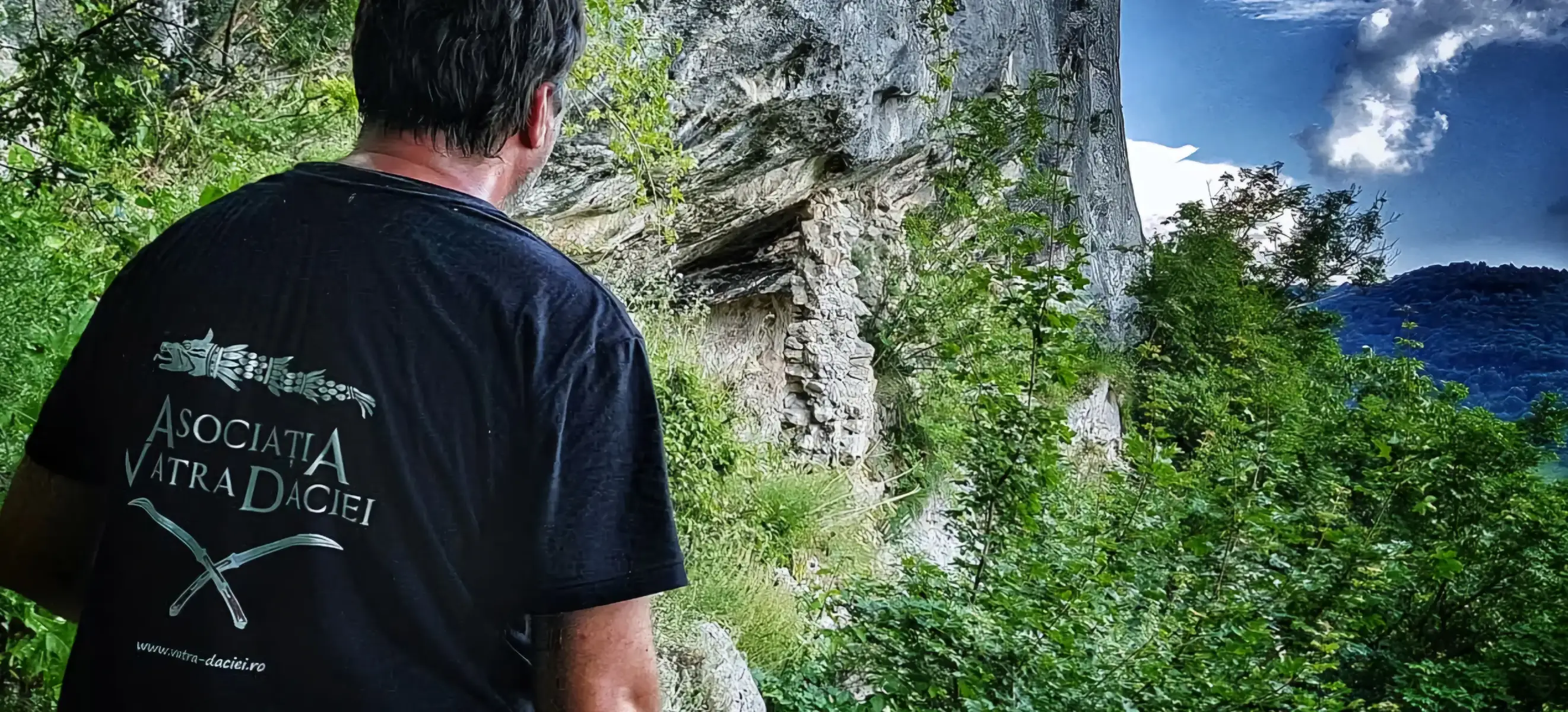 Dincolo de tot și toate, important este ce lăsăm în urma noastră, ce vor înțelege și ce vor învața generațiile ce vin din ceea ce noi am făcut, am gândit și am acționat. Așadar, întreabă-te zilnic ce ai făcut TU pentru ca lucrurile în care crezi, principiile, valorile, moștenirea ta ca neam să meargă mai departe în conștiința noilor generatii!  #ValentinRoman #AUR #VatraDaciei