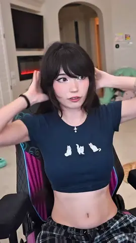 Emiru asking chat if she should get a pixie cut #emiru #streamer #emiruclips #livestreamer #fyp 