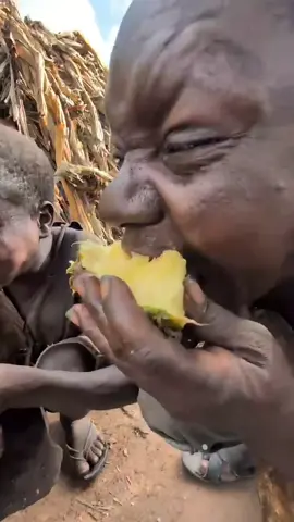 chaabe eating pineapple for the first time #hadzabetribe #chaaba #dudukje 
