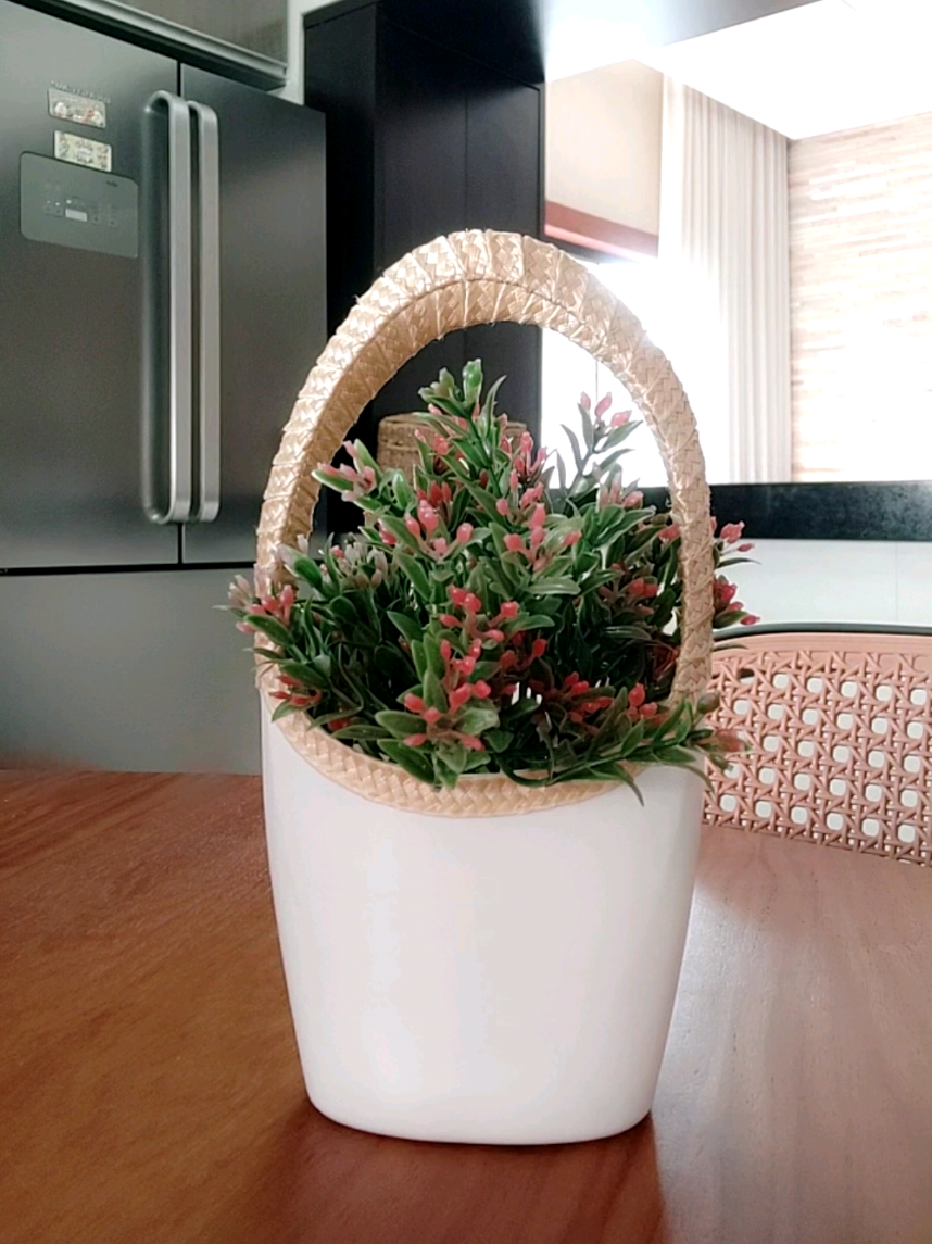 ✨ De um simples vidro de amaciante a um cestinho cheio de charme! 💕 Vem ver como é fácil transformar o que iria para o lixo em uma peça linda e útil! 🌸♻️  #DIY #ReaproveitarÉCriar #DecoraçãoCriativa #amaciante #reaproveitamento 