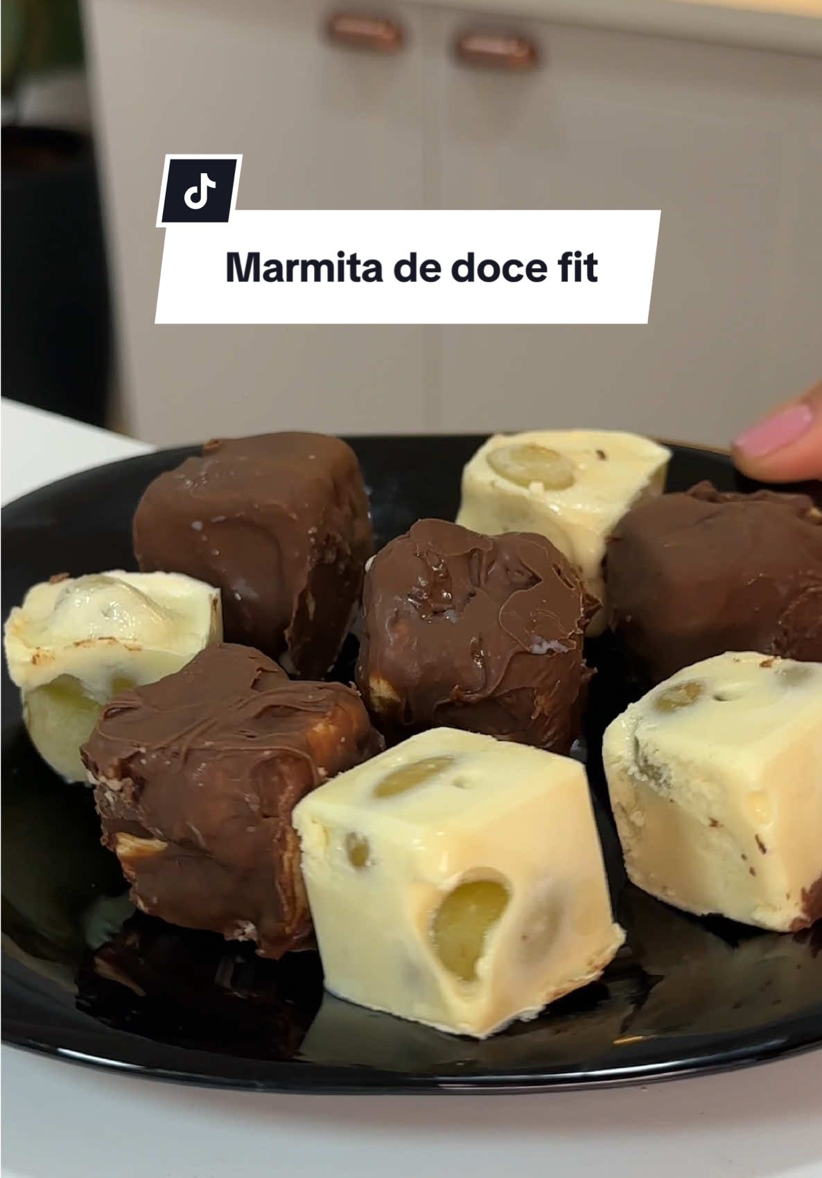 Já testaram uma marmita assim 💁🏻‍♀️ Usei:  4 cl de leite em pó  2 scoop de whey Dux de chocolate Branco cupom AURI15  1 scoop de água pra virar creme  3 uvas em cada cubo  Congela por 2 horas e passa alguns no chocolate derretido zero açúcar  50 kcal a unidade com chocolate e 35 kcal a unidade sem chocolate 