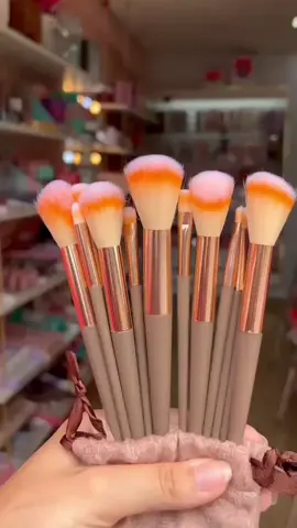 ✨ Kit Completo com 13 Pincéis de Maquiagem ✨ ✅ Cerdas macias e de alta qualidade ✅ Ideal para base, contorno, sombra e acabamento perfeito ✅ Acompanha nécessaire prática para guardar os pincéis 💄 Tudo isso por apenas R$10! 🔥 Estoque limitado – garanta já o seu! #Maquiagem #MakePerfeita #KitDePincéis #Beleza #OfertasTikTok