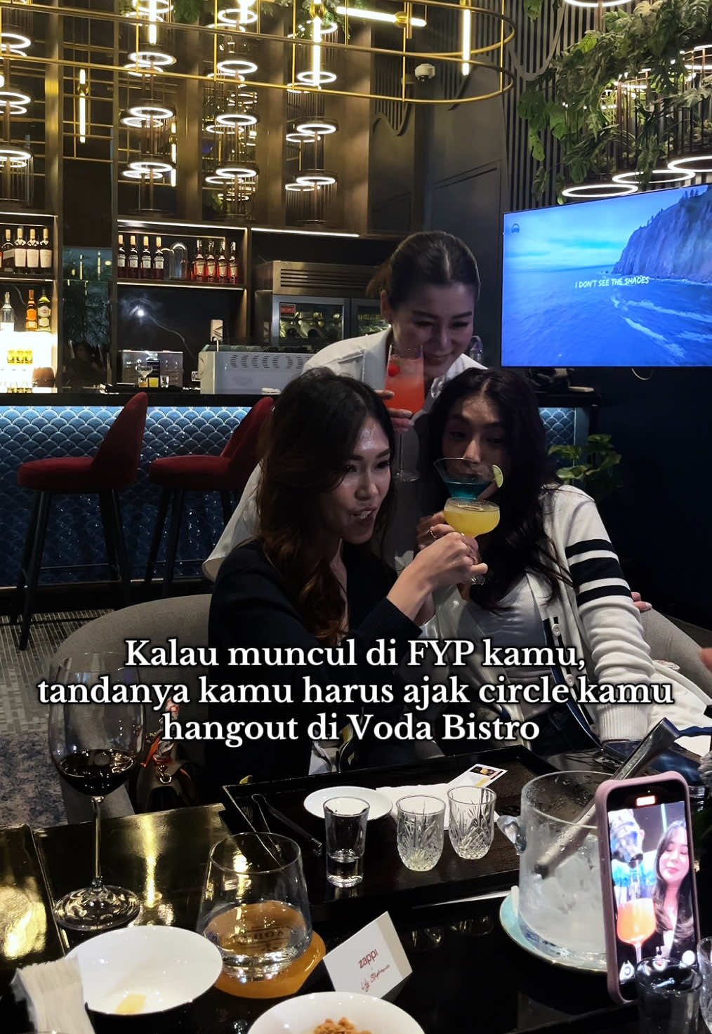Tag temen-temen kamu yang paling asik buat diajak hangout ☺️ #kulinersurabaya #tempatnongkrongsurabaya #hangoutsurabaya #kafesurabaya #kulinersurabayahits 