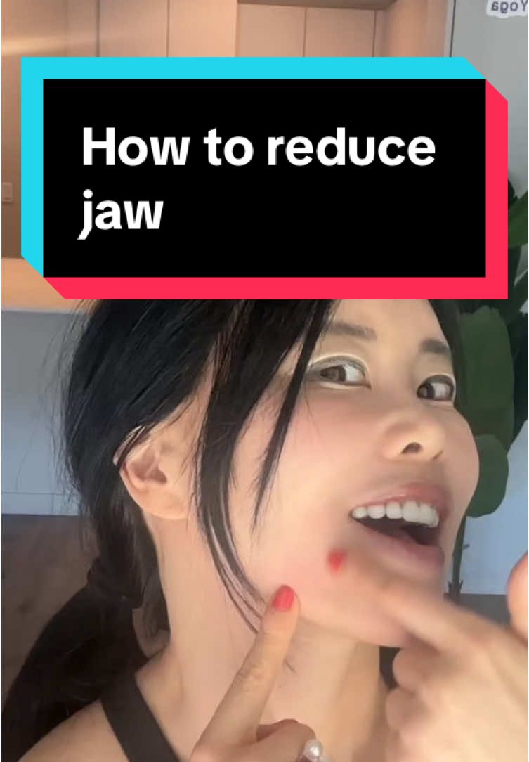 Want to slim and lift your jawline? One cause of a heavy jaw is the depressor muscle pulling downward. To reverse this, you need to stretch and massage upward. Try this: • Look up at 45° to stretch your sternocleidomastoid • Place your fingers along the jawline • Massage upward to release tension and lift You will feel the jaw instantly lighter. Practice daily for a sharper, youthful look. #KokoHayashi #KokoFaceYoga #FaceYoga #FacePosture #CorrectPosture #JawlineCare #FacialSymmetry #AntiAging #NaturalBeauty #LiftYourFace