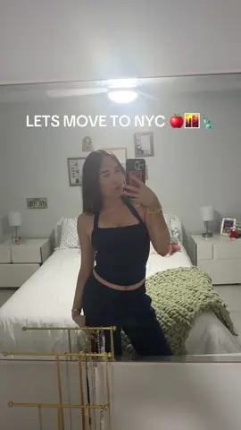 Forgot to post her last week but nyc I’m here !!!! 🍎🏙️🗽#nyc #ditl #move #moveinday 