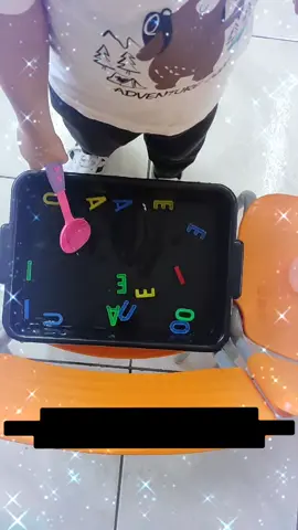 ✨ Atividade Pedagógica – Pescando a Vogal E ✨ Hoje trabalhamos a consciência fonológica e a coordenação motora fina com uma atividade super lúdica: a pesca da vogal E 🐟🔤💧. As crianças utilizaram colherzinhas para pescar a letra E que estava dentro da bacia com água. Além de divertida, a proposta favorece: ✅ Reconhecimento da vogal E ✅ Coordenação motora fina e controle de movimentos ✅ Atenção e concentração ✅ Estímulo à curiosidade e ao aprendizado ativo 🌟 O brincar está sempre presente no processo de alfabetização inicial, tornando o aprendizado mais significativo e prazeroso. #AprenderBrincando  #AtividadePedagogica  #EducaçãoInfantil  #ProfessoresDoTikTok  #LúdicoÉAprendizagem 