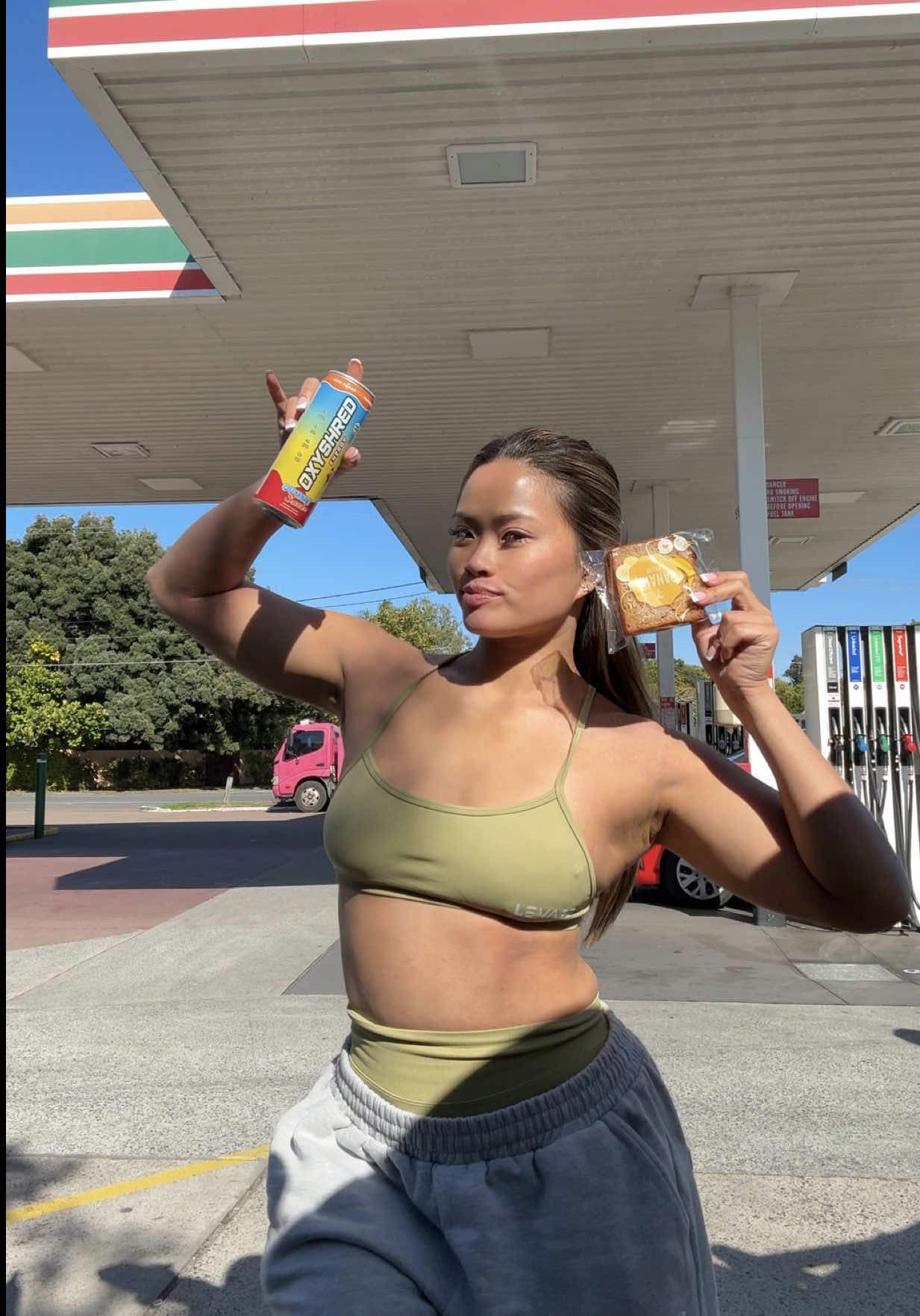 As a busy mum, there’s been multiple times I don’t fuel properly for a workout because fuelling the kids comes first. Love my current grab and go routine with 7-eleven and @OxyShred Energy #oxyshredenergy ⛽️  