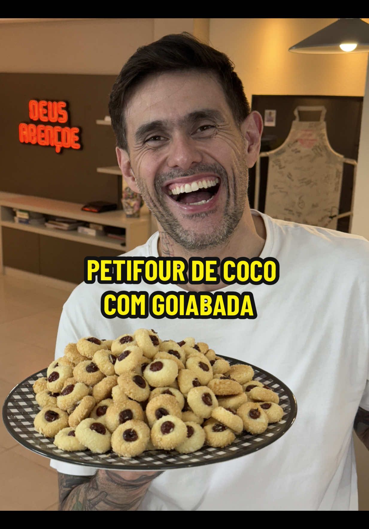 PETIFOUR DE COCO COM GOIABADA Receita fácil. Ótima pra receber os amigos no café da tarde. ❤️  RECEITA ⬇️  IINGREDIENTES: 400g farinha de trigo  140g açúcar 200g margarina sem sal 1 ovo  QB essência de baunilha ou coco  COBERTURA: 150ml leite integral  200g coco ralado 150g goiabada derretida  Asse por 20 minutão a 170° C  #petifour #receitas #fy #receitafacil #explorar 