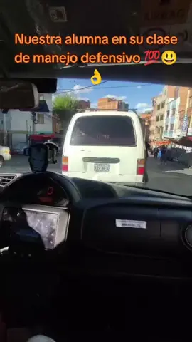 Nuestra alumna en su clase de manejo defensivo 👌💯😎 #viral #manejodefensivo #lapaz_bolivia🇧🇴 #autoescuelamagnus #paratiiiiiiiiiiiiiiiiiiiiiiiiiiiiiii 
