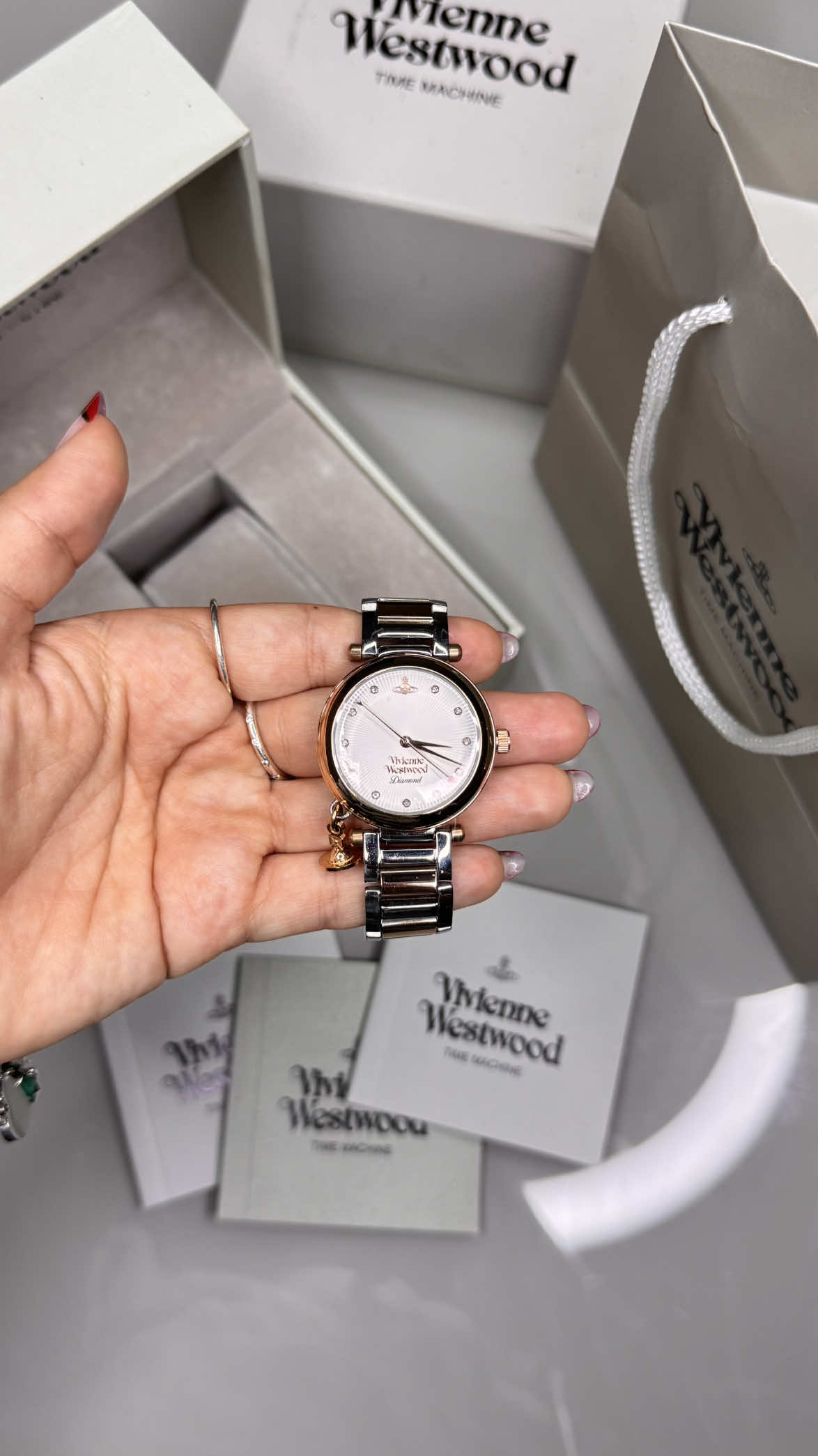 Esse aqui superou todas as minhas expectativas 🤩 #acheinashopee #viviennewestwood #relogio @Shopee Brasil 