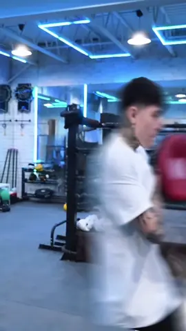 Aldo denigris mostrando su poder en los puños. 😅😂 #alanna #aldodenigris #ronny 