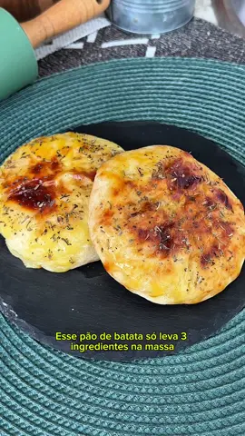 🥔 Pãozinho de Batata Recheado com Frango  🥗 Tabela Nutricional (metade da receita - 1 pão) 	•	Calorias: 197 kcal 	•	Carboidratos: 34,2 g 	•	Proteínas: 11,9 g 	•	Gorduras: 1,7 g ✅ Ingredientes (massa) 	•	1 batata grande e cozida (usei a inglesa) cerca de 340g 	•	1 colher de sopa de farinha de trigo ou de aveia  	•	1 colher de sopa de amido de milho Recheio 	•	Frango desfiado e temperado 	•	1 colher de café de creme de ricota light  👩🏻‍🍳Modo de preparo 	1.	Amasse bem as batatas cozidas. 	2.	Misture a farinha de aveia e o amido de milho até formar uma massa homogênea. 	3.	Modele os pãezinhos e recheie com frango desfiado e creme de ricota. 	4.	Leve à airfryer a 180 °C por 12 min ou ao forno a 180 °C por 25 minutos.