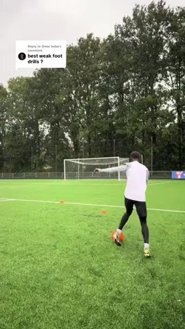 Replying to @Omar baba #tutorial #videovirala #viraltiktoki #weakfoot #footballtiktok 