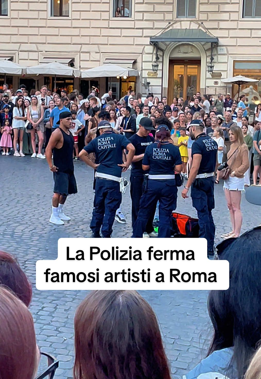 La polizia ferma famosi artisti a Roma. Li riconoscete? #Roma #pantheon #streetartist #spain #artistsoftiktok 