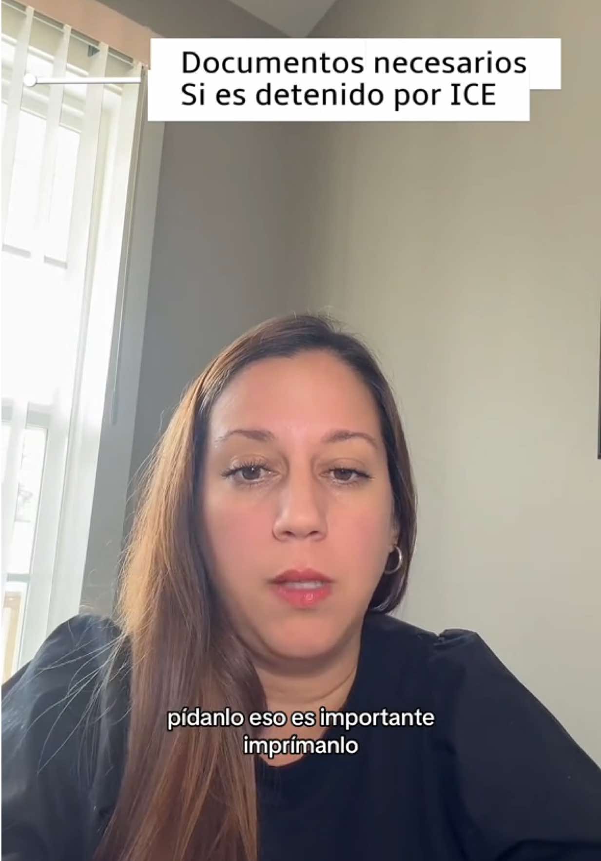 Documentos que debes llevar contigo si ICE te detiene Muchas personas no saben qué hacer en el momento más difícil: cuando ICE los detiene. Tener los documentos correctos a la mano puede marcar la diferencia entre un proceso más rápido y evitar complicaciones. En este reel te explico cuáles son los papeles más importantes que deberías tener siempre listos. ⚠️ Recuerda: Llevar copias organizadas de tus documentos. Mantenerlos en un lugar seguro y accesible. Hablar con un profesional para que tus documentos estén actualizados. Estar preparado no significa que esperes lo peor, significa que proteges tus derechos y los de tu familia 💪 #icemigracion #preparadordeformasmigratorias #latinosenusa🇺🇸 #migracionusa🇺🇸 