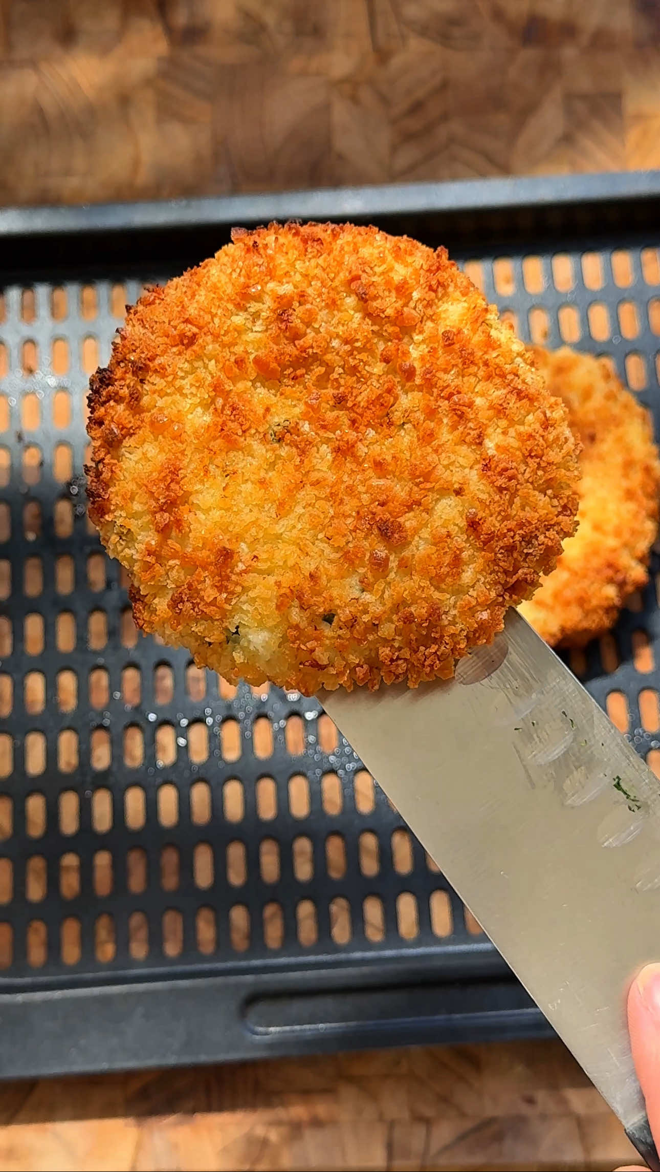 Hambúrguer de Frango na Air Fryer pra Semana💛 Suco de 1/2 limão - 1/4 de copo  de cachaça 500g filezinho de frango 1/3 da colher de chá de alho com sal batidos Pimenta do reino 1 ovo  Farinha Pankô Farinha de trigo Air fryer a 200 graus por 15 minutos. Se fizer com ele já congelado, primeiro deixe na Air fryer por 5 minutos a 160 graus e depois suba.  ✅ Já salva para não perder #hamburger #hamburgerdefrango #chicken #mcchicken #peitodefrango 