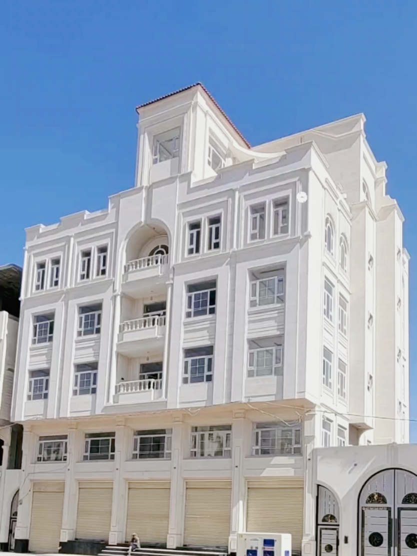 #عماره سوبر لكس من أفخم العماير في العاصمه صنعاء . #مميزات ومواصفات العماره* - تم الإنشاء حسب مخططات وتصاميم مدروسه وتحت إشراف أمهر المهندسين المتخصصين . - تتكون العماره من بدروم مفتوح و خمسه أدوار وفله فوق الدور الخامس (في كل دور شقتين وسيعتين) - مساحة كل شقه مئتان متر مربع.  - تتكون الشقه من مدخلين أحدهن مدخل لمجلس وحمام وصاله منفصل والمدخل الثاني للعوائل يتكون من غرفتين وصاله جانبيه و مطبخ وبلكونه بالإضافه الى جناح خاص يتكون من غرفة نوم وحمام وصاله.  ـ عمل الالمنيوم قطاع خاص . ـ عمل الابواب الداخليه  خشب ميرندي رقم واحد . ـ المواد الصحيه والبلاط أسباني . ـ الحجر دوران بالكامل علم أبيض رقم واحد . ـ الحوش دوران حول العماره له بوابه لموقف السيارت بالإضافه لبوابيتن صغيرتين  . - مدخل خاص لُلسيارات الى البدوم.  # العماره على شارع تجاري أزفلت إتجاه غربي .  العمارة/ حي راقي في واحد من أرقى أحياء العاصمة صنعاء - (الأصبحي) - شارع الخمسين .السعر   / 13 لبنه . #اليمن🇾🇪 #عقارات #اليمن_صنعاء_تعز_اب_ذمار_عدن_وطن_واحد 