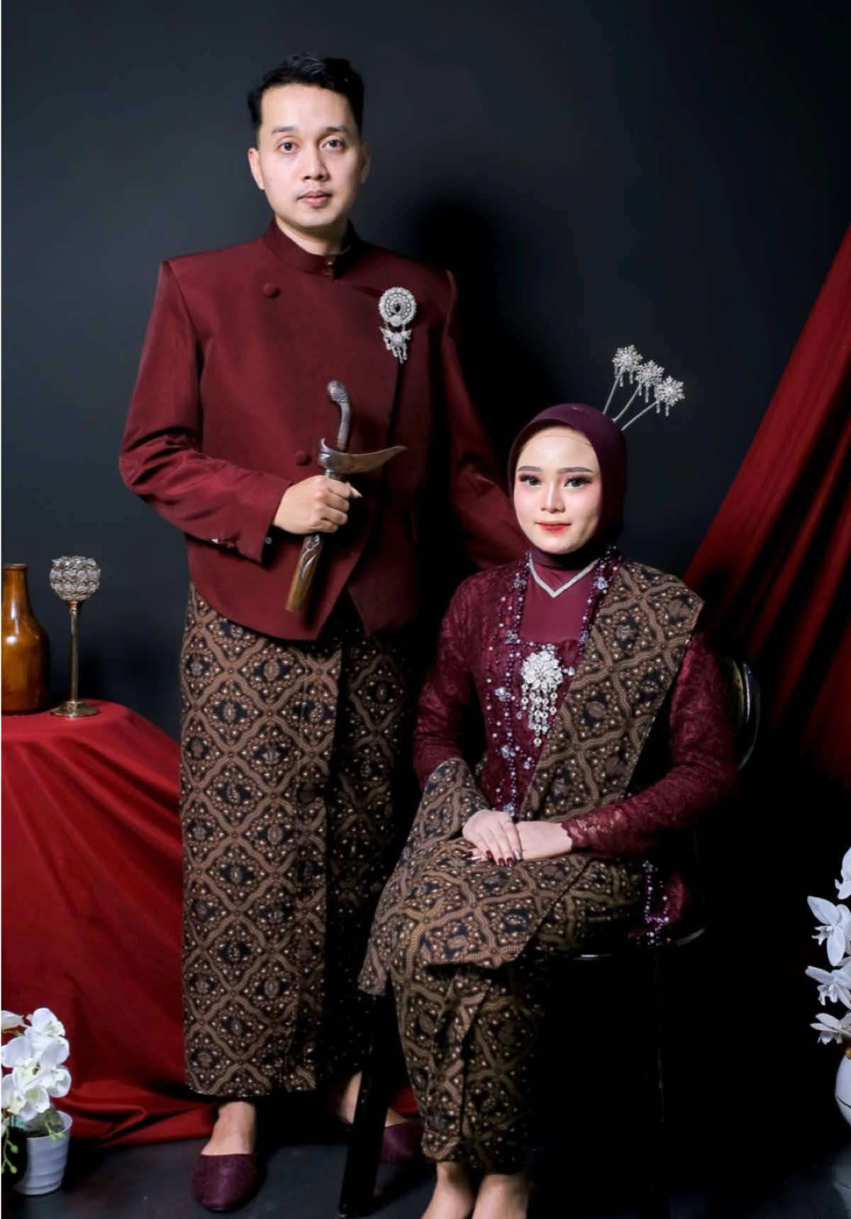 Prewedding konsep adat jawa burgundi premium Attire lengkap Bisa hijab/hairdo Bebas pilih background Info pricelist & reservasi bisa langsung cp admin dibio ya kak Lokasi kudus #syahida #syahidamakeup #syahidamakeupkudus #syahidastudiophotograpy #studioprewedding 