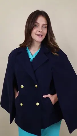 Elegancia, calidez y estilo que te acompañan en cada turno, nuestra capacidad Florencia está diseñada  para profesionales que buscan comodidad sin perder la formalidad, con acabados modernos y botones dorados que marcan la diferencia.  . . #viralvideos #enfermeria #enfermera #fyp #licenciadaenenfermeria    