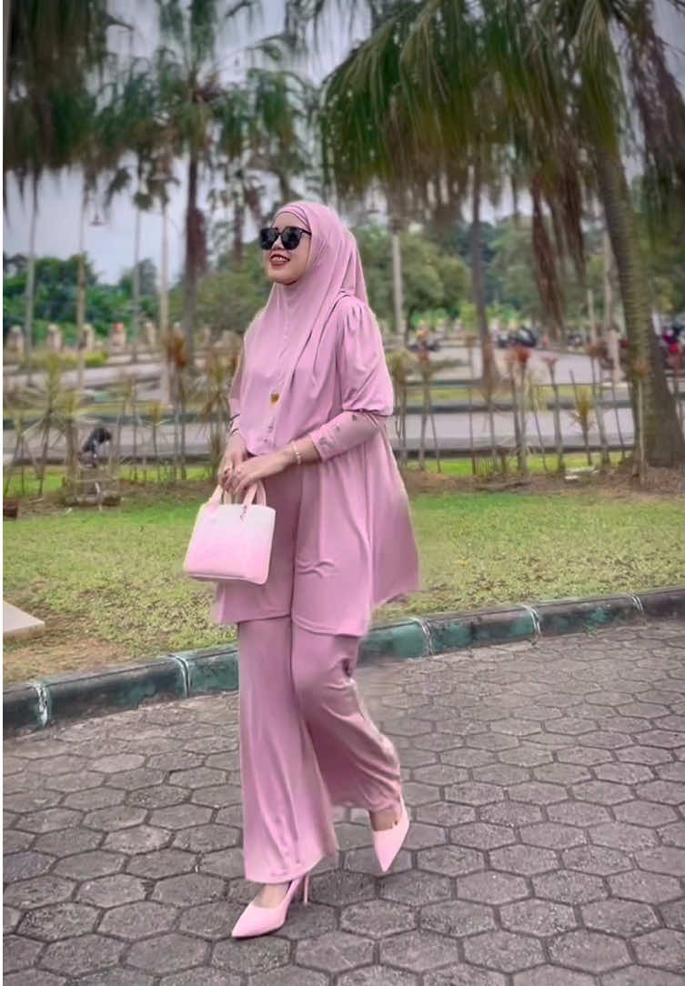 🌸🌸💗💗💗💗 Oneset bahan jersey emang paling nyaman cakep pula udah free ciput ya(dalaman hijab)🔥🔥🥰🥰🥰  by @Chiofashion  Heels by @MAUDE GUESIS  Slingbag korean style by @MOSSDOOM  #onesetjersey  #obesetkekinian #ootdoneset