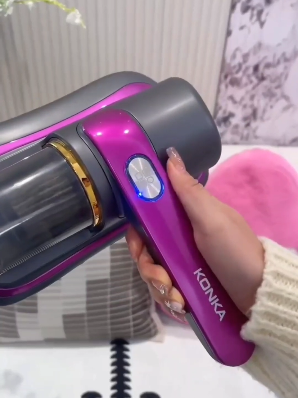 Achei na shopee comente QUERO para receber Link  Siga o Perfil @achadinhoslive para receber o link corretamente. Removedor De Ácaros Portátil Elétrico Aspirador Esterilização De Estofados UV Sem Fio  O Link para compra também está nos: ♥️ Stories #pó #ácaros #pelos #animais #aspirador 