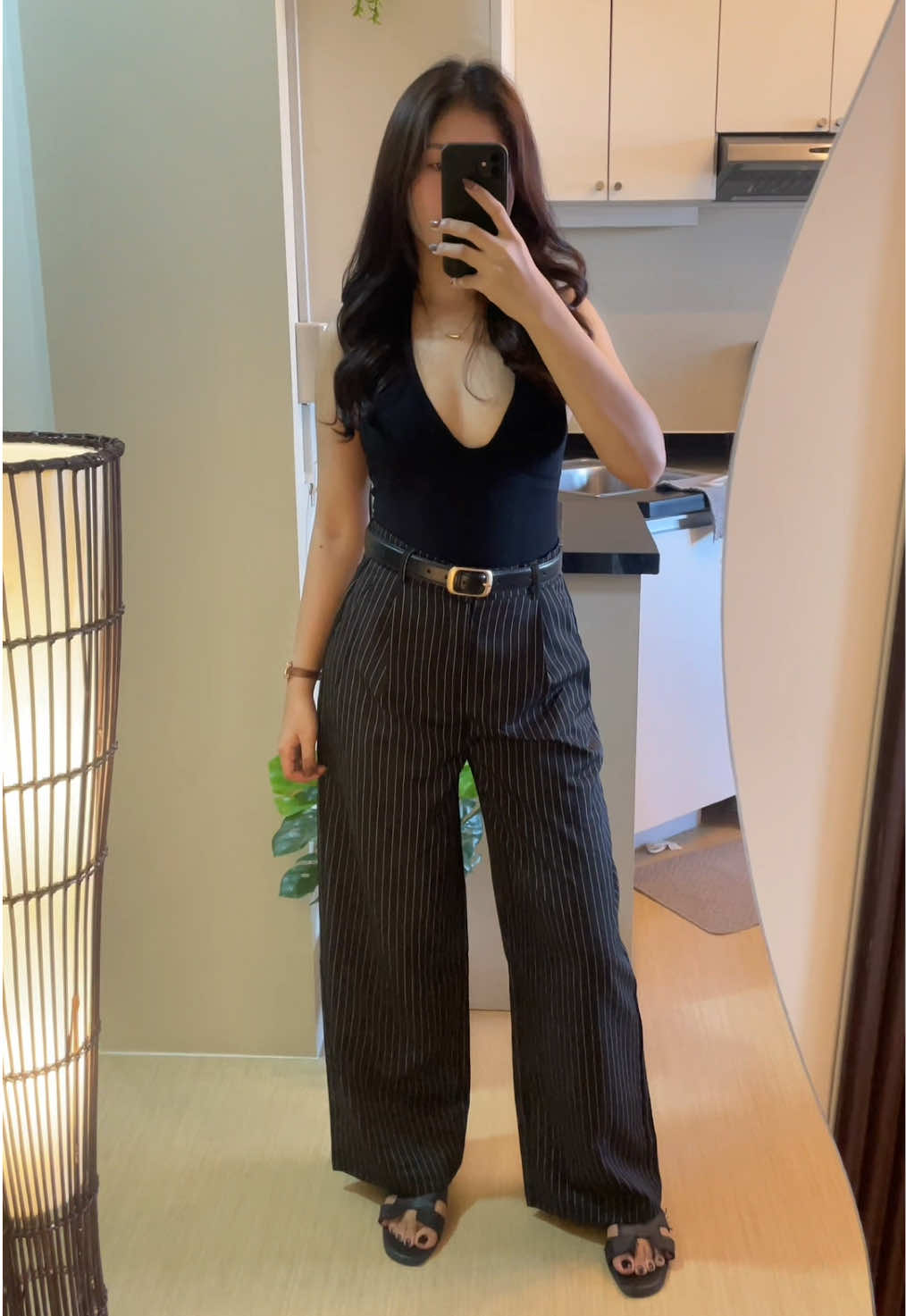 Striped wide leg pants 🖤✨ #stripedpants #classypants #widelegpants #stripedwidelegpants #oldmoneyvibes 